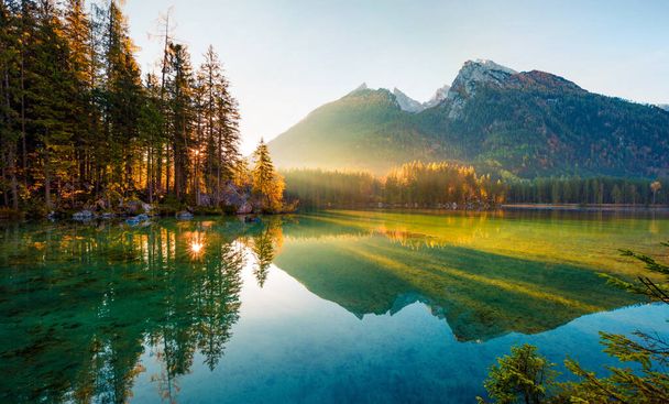 ハイテク湖の素晴らしい秋の日の出。オーストリア国境、ドイツ、ヨーロッパのバイエルンアルプスの素晴らしい朝の景色。自然の概念の背景の美しさ. - 写真・画像