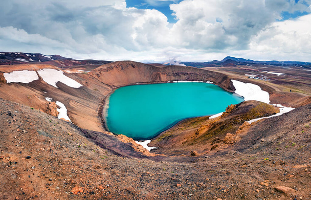 Impresionante vista de verano de la piscina del cráter del volcán Krafla. Dramática escena matutina del noreste de Islandia, lago Myvatn ubicado, Europa. Belleza de la naturaleza concepto fondo - Foto, imagen