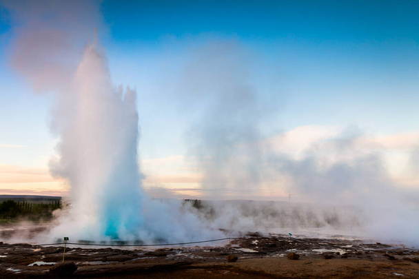 Eksplozja Wielkiego Geysir leży w dolinie Haukadalur na zboczach wzgórza Laugarfjall. Erlie rano w południowo-zachodniej Islandii, w Europie. Styl artystyczny post przetworzone zdjęcie. - Zdjęcie, obraz
