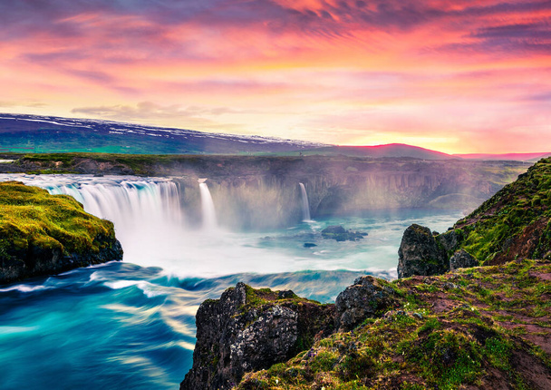 Kuvankaunis kesäaamukohtaus Godafossin vesiputouksella. Värikäs auringonnousu Skjalfandafljot joella, Islannissa, Euroopassa. Kauneus luonnon käsite tausta - Valokuva, kuva