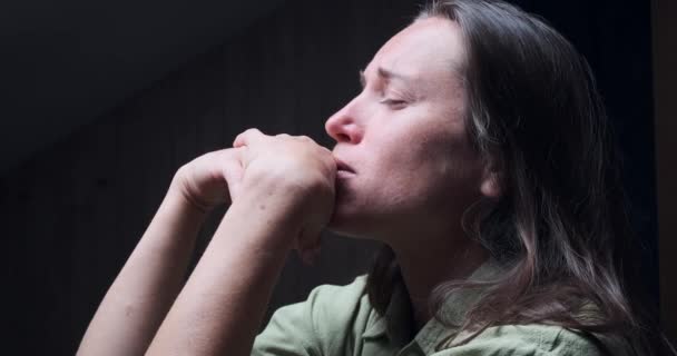 Depressive Frau leidet unter Kopfschmerzen - Filmmaterial, Video