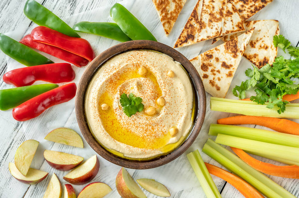 Schüssel Hummus garniert mit Olivenöl und Paprika - Foto, Bild