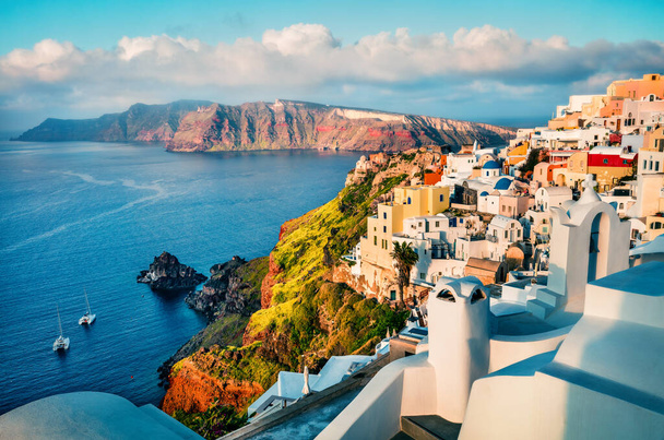 サントリーニ島のカラフルな朝の景色。有名なギリシャのリゾート地Oia 、ギリシャ、ヨーロッパでの絵のような春の日の出。旅のコンセプトの背景。芸術風のポスト処理写真. - 写真・画像