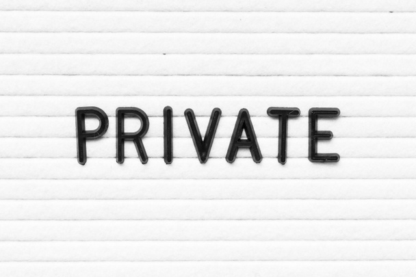 Lettera nera in parola privata su sfondo bianco feltro - Foto, immagini