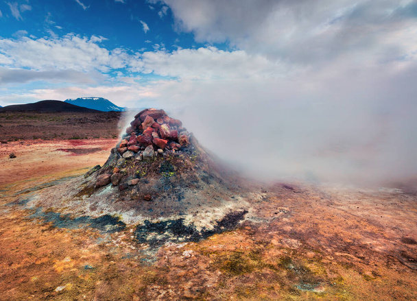 Parní fumarole v geotermálním údolí Hverarond, které se nachází v blízkosti vesnice Reykjahlid na severu Islandu, Evropa. Příspěvek v uměleckém stylu zpracované fotografie.   - Fotografie, Obrázek