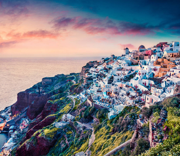 サントリーニ島のエキゾチックな夕景。有名なギリシャのリゾート地Oia 、ギリシャ、ヨーロッパの絵のような春の夕日。旅のコンセプトの背景。芸術風のポスト処理写真. - 写真・画像