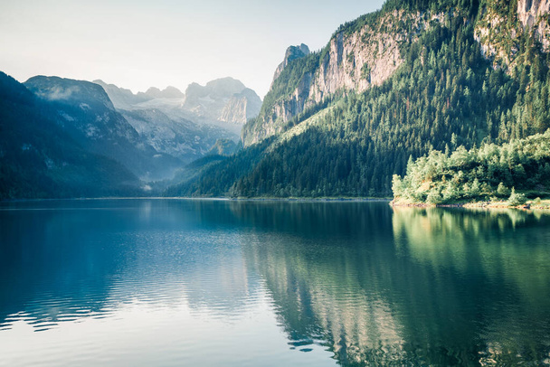 Яркая летняя сцена озера Фордерер (Госаузи) с ледником Дахштайн на заднем плане. Утренний вид на австрийские Альпы, Уппер Австрия, Европа. Фильтр Instagram тонированный - Фото, изображение