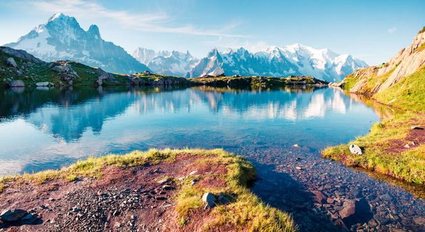 Πολύχρωμη θέα το καλοκαίρι της λίμνης Lac Blanc με Mont Blanc (Monte Bianco) στο παρασκήνιο, Chamonix θέση. Όμορφη υπαίθρια σκηνή στο Vallon de Berard Nature Preserve, Graian Alps, Γαλλία, Ευρώπη.  - Φωτογραφία, εικόνα