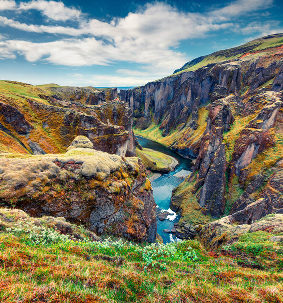 Μεγαλοπρεπής πρωινή θέα του φαραγγιού Fjadrargljufur και του ποταμού. Πολύχρωμη καλοκαιρινή σκηνή της Νοτιοανατολικής Ισλανδίας, Ευρώπη. Ομορφιά της φύσης έννοια φόντο - Φωτογραφία, εικόνα