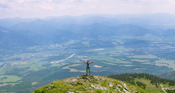 Man on the edge of the mountain - Foto, immagini