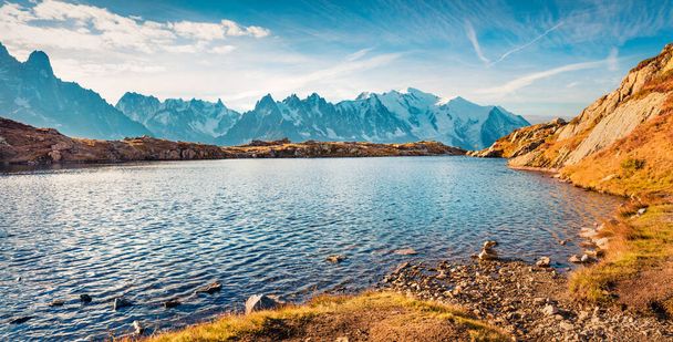 Korkealla järvellä - Cheserys. Panoraamanäkymät Blanc-vuorelle, Chamonixin sijainti. Täydellinen ulkoilma Vallon de Berard luonnonsuojelualue, Alpit, Ranska, Eurooppa. - Valokuva, kuva