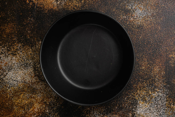 Prázdná černá miska set, s kopírovacím prostorem pro text nebo jídlo, s kopírovacím prostorem pro text nebo jídlo, horní pohled byt ležel, na staré tmavé rustikální stůl pozadí - Fotografie, Obrázek