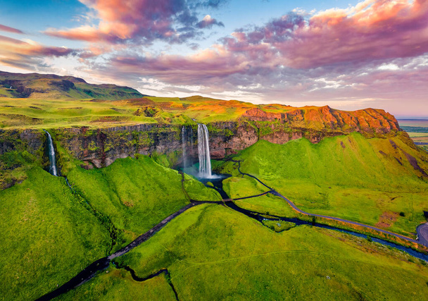 Vista do drone voador. Vista cativante do verão da cachoeira Seljalandsfoss. Nascer do sol colorido na Islândia, Europa. Beleza da natureza fundo conceito. - Foto, Imagem