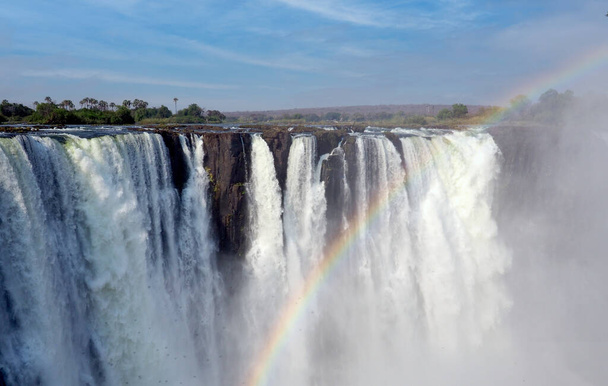 Victoria Şelaleleri Zambezi Nehri 'nde Zimbabwe ve ZambiaVictoria Şelaleleri arasında Zambezi Nehri' nde Zimbabwe ve Zambiya arasında. - Fotoğraf, Görsel