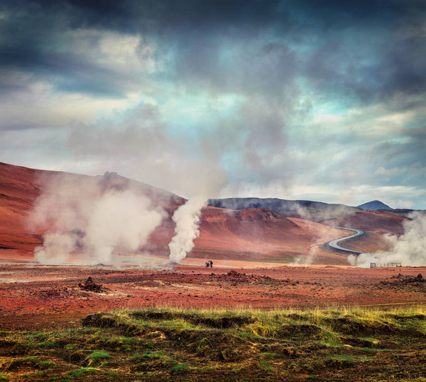 fumarola fumante nella valle geotermica Hverarond, situata vicino al villaggio di Reykjahlid nel nord dell'Islanda, in Europa. Stile artistico post elaborato foto.   - Foto, immagini