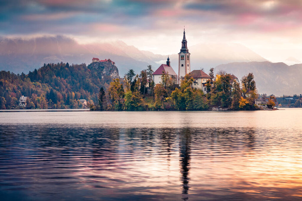 Dramatic morning view of Pilgrimage Church of the Assumption of Maria. Captivating autumn scene of Bled lake, Julian Alps, Slovenia, Europe. Traveling concept background. - Foto, Imagem