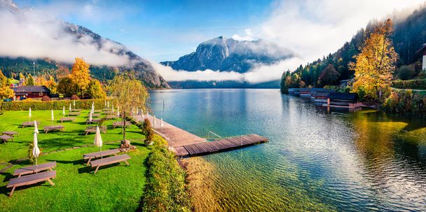 Mglista jesienna scena jeziora Altausseer See. Piękna poranna panorama wioski Altaussee, dzielnica Liezen w Styrii, Austria. Piękno krajobrazu w tle koncepcji. - Zdjęcie, obraz