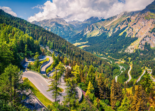 Zonnig uitzicht vanaf de top van de Maloja pas. Kleurrijke ochtendscene in Zwitserse Alpen, Oberengadin in het kanton Graubünden, Zwitserland, Europa. Artistieke stijl post verwerkt foto. - Foto, afbeelding