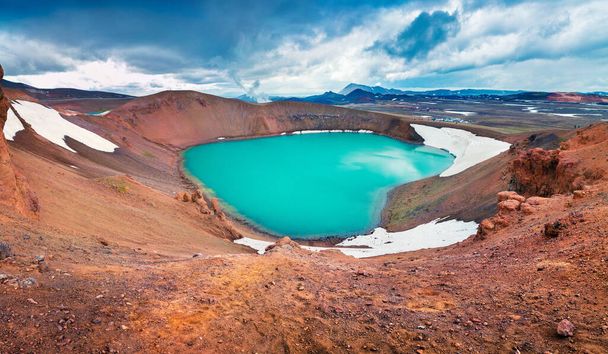 Scena estiva colorata con piscina craterica del vulcano Krafla. Drammatica vista mattutina nel nord-est dell'Islanda, Myvatn lago situato, Europa. Stile artistico post elaborato foto. - Foto, immagini