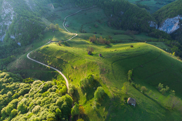 Hermoso paisaje primaveral entre las verdes colinas de Transilvania, en Dumesti - Foto, imagen