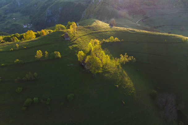 Prachtig voorjaarslandschap tussen de groene heuvels van Transsylvanië, bij Dumesti - Foto, afbeelding