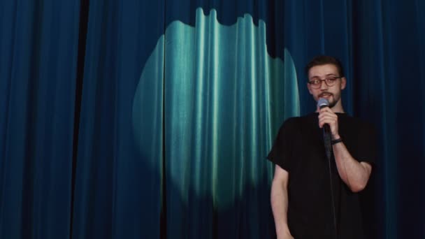 Guy kertoo jotain mikrofoniin ollessaan lavalla ja osallistuessaan show - Materiaali, video