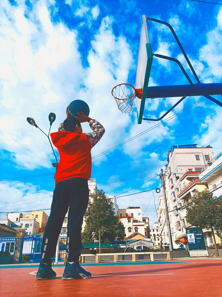 Jovem jogando basquete na quadra - Foto, Imagem