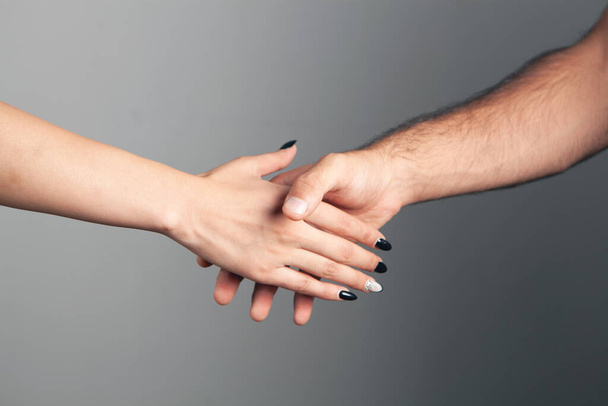 Мужчина и женщина пожимают руки
 - Фото, изображение