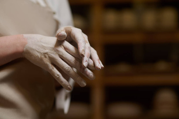 Close up de oleiros femininos mãos em barro - Foto, Imagem