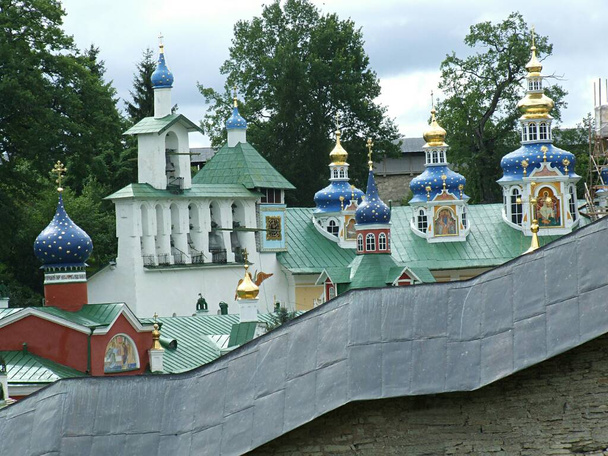 Oroszország, Pskov régió. Pskov-Pechersky kolostor. A Szent Dormition Pskovo-Pechersky kolostor Oroszország egyik legnagyobb és leghíresebb férfi kolostora hosszú történelemmel. A kolostor neve összefügg a benne található barlangokkal., - Fotó, kép