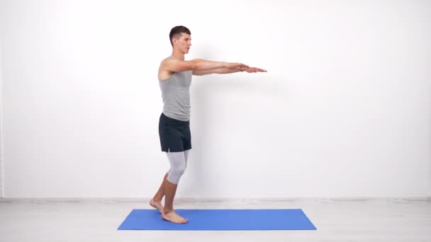 svalnatý muž dělá šest balení cvičení s nohou nahoru na fitness podložku, sport - Záběry, video