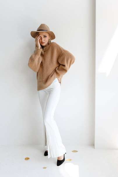 Stylische Model-Bloggerin in Herbstkleidung vor grauem Hintergrund. Herbst-Make-up - Foto, Bild