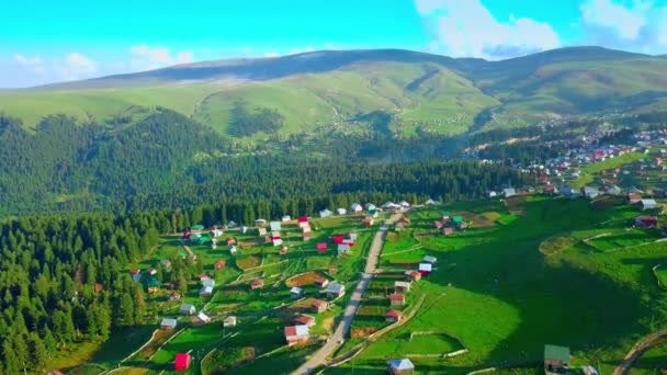 Hermosa vista de pájaro de la aldea de montaña de Beshumi en Georgia, - Imágenes, Vídeo