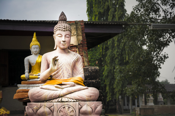 posągi Buddy wat phu khao Thong w ayutthaya. Tajlandia. - Zdjęcie, obraz