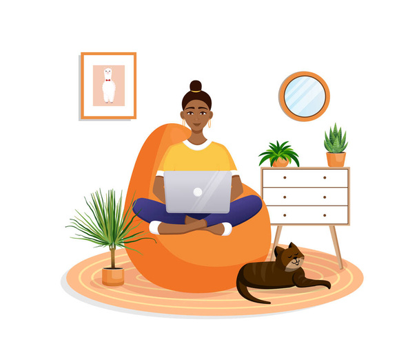 Mulher está sentada em uma cadeira de saco de feijão em casa em um computador portátil. Trabalho remoto, escritório em casa, programação, freelance. Estude em casa em quarentena. Ilustração vetorial. Interior acolhedor com um gato - Vetor, Imagem