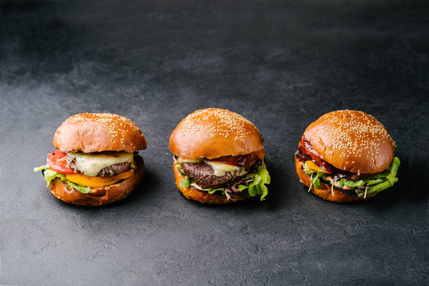 hamburguesas frescas y sabrosas sin carne en la mesa de madera. Copiar espacio - Foto, imagen