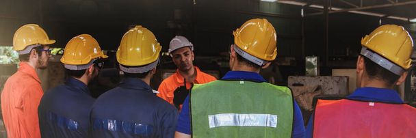 Zadní pohled Setkání s týmem inženýrů a pracovníků, kteří mají přidělit každý úkol, je denním cílem technického oddělení. - Fotografie, Obrázek