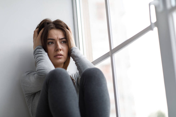 Verzweifelte traurige europäische Millennial-Frau, die unter Depressionen und psychischen Problemen leidet - Foto, Bild