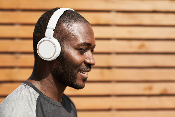 Sportsman listening to music outdoors - Foto, immagini