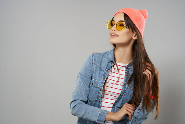 bonita mujer amarillo gafas rosa sombrero estudio moda tendencia - Foto, imagen
