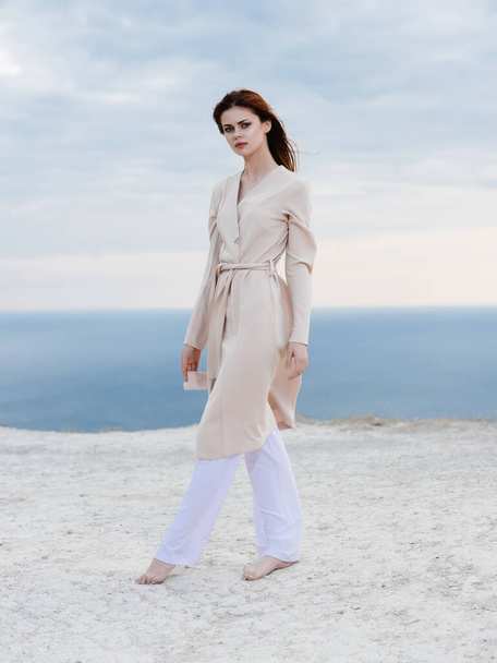 attraente donna in cappotto sabbia modello estivo Viaggi - Foto, immagini
