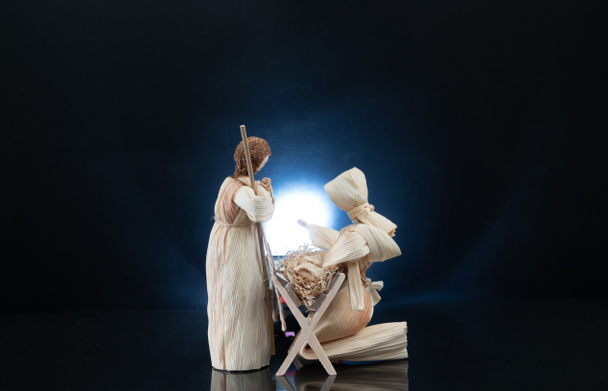 Szopka bożonarodzeniowa z trzema mędrcami prezentującymi dary Dzieciątko Jezus, Maryja Józef - Zdjęcie, obraz