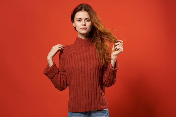 Frau in rotem Pullover Glamour Mode posiert isoliert Hintergrund - Foto, Bild