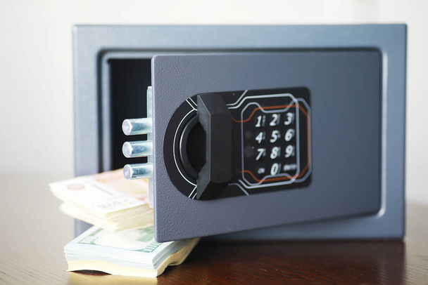 Ocelový sejf s penězi. Ruční vkládání hesla do trezoru na peníze v hotelovém pokoji - Fotografie, Obrázek