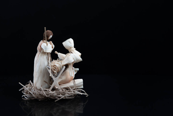 Belén de Navidad con tres Reyes Magos presentando regalos al Niño Jesús, María José - Foto, Imagen