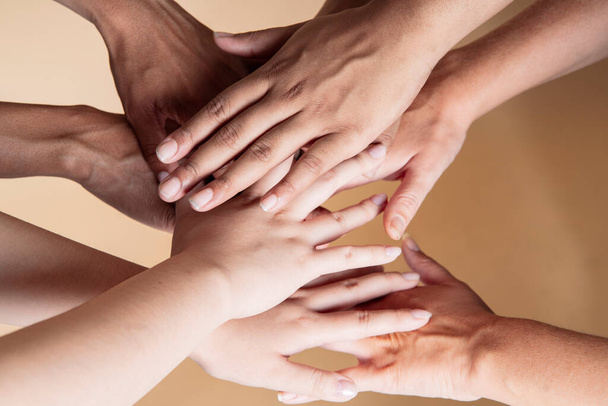 багато рук багатоетнічних жінок різного кольору шкіри
 - Фото, зображення
