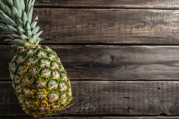 Maaseudun asetelma ananas puinen tausta - Valokuva, kuva