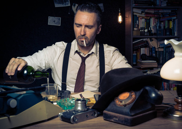 Частный детектив-ретро за столом, нуар кинематографическая сцена - Фото, изображение