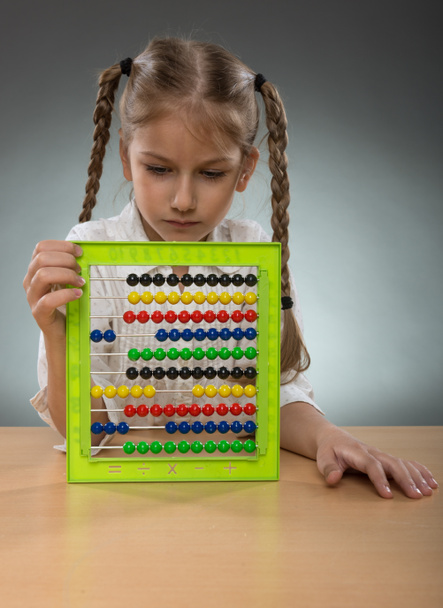 küçük kız kullanım abacus kurulu - Fotoğraf, Görsel