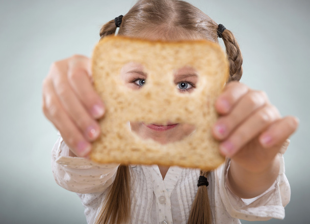 meisje houden gelukkig sneetje brood - Foto, afbeelding